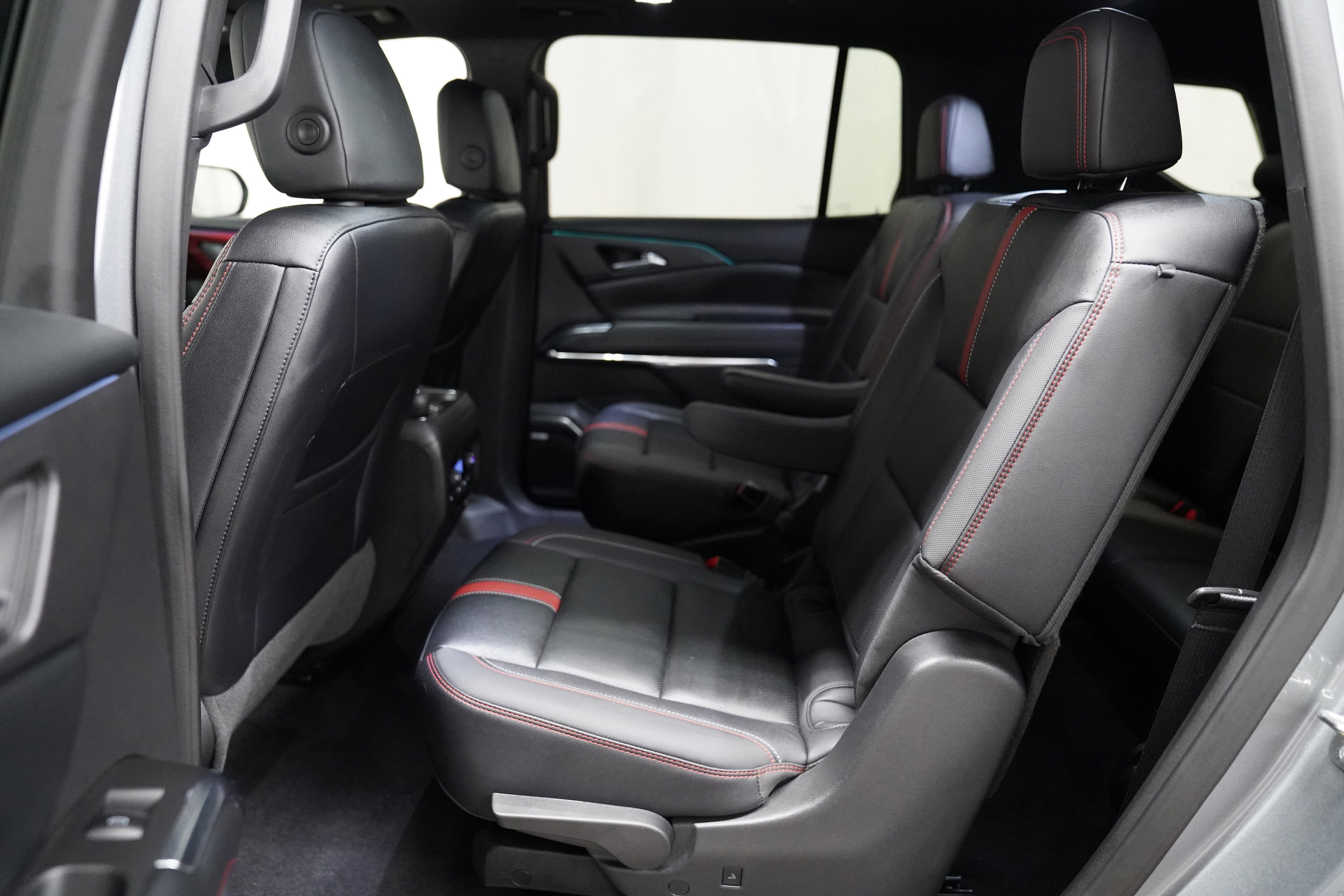 Used 2025 Chevrolet Traverse RS image 5