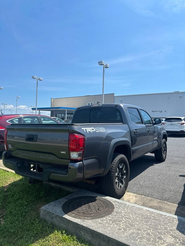 Used 2017 Toyota Tacoma TRD Off-Road w/ Premium & Technology Package AWD/4WD image 4
