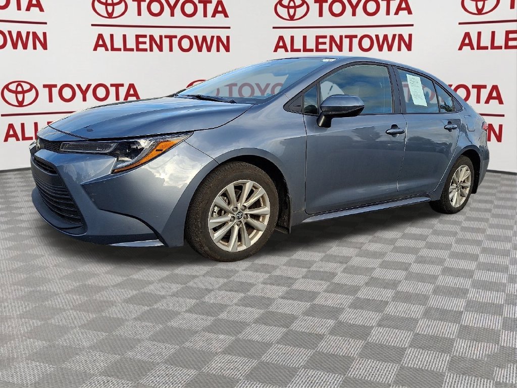 Used 2025 Toyota Corolla LE w/ LE Premium Package FWD image 3