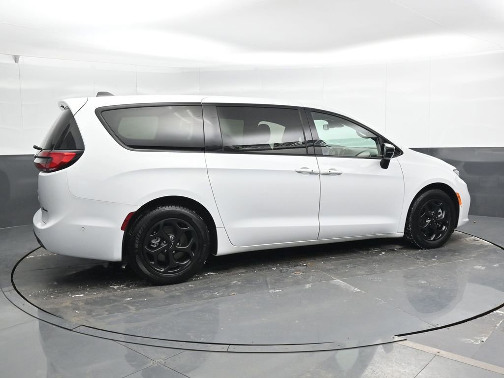 Used 2024 Chrysler Pacifica Select image 2