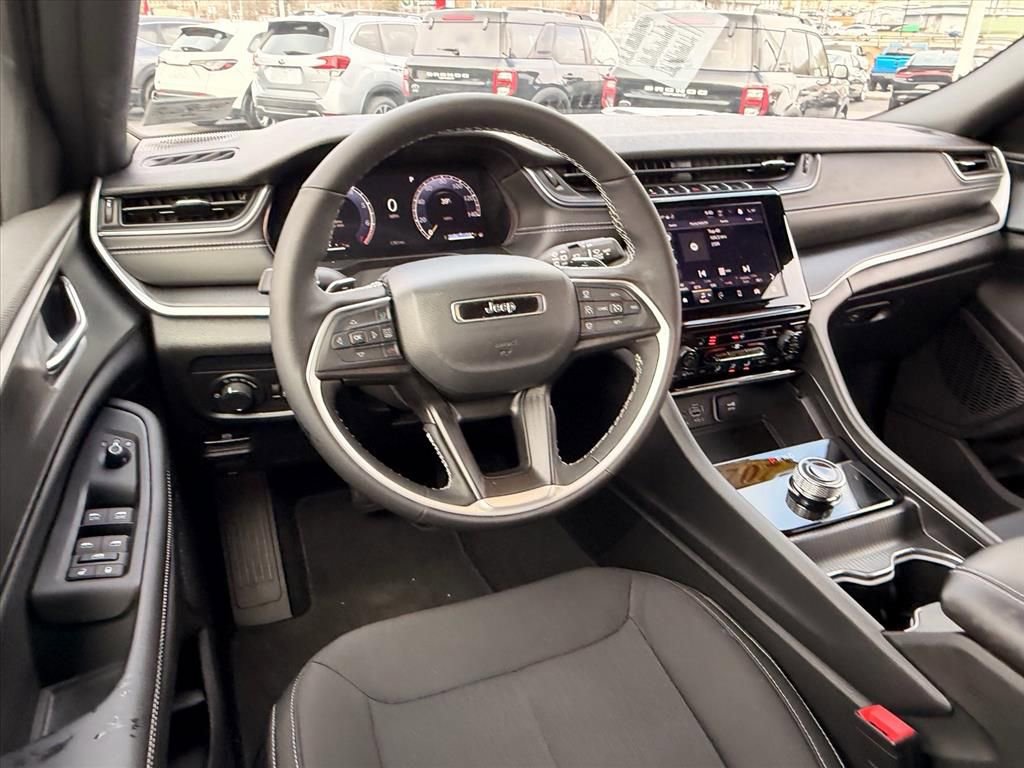 Used 2025 Jeep Grand Cherokee Laredo w/ Luxury Tech Group I AWD/4WD image 9