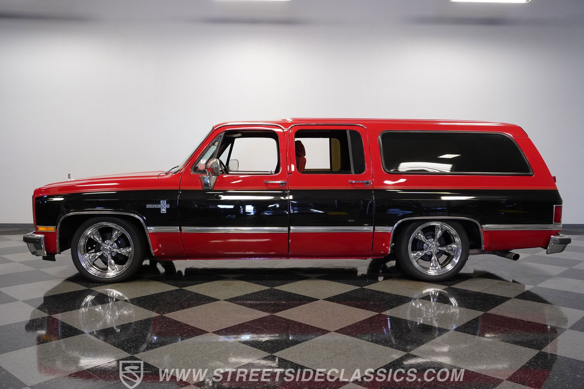 Used 1987 Chevrolet Suburban 2WD image 2