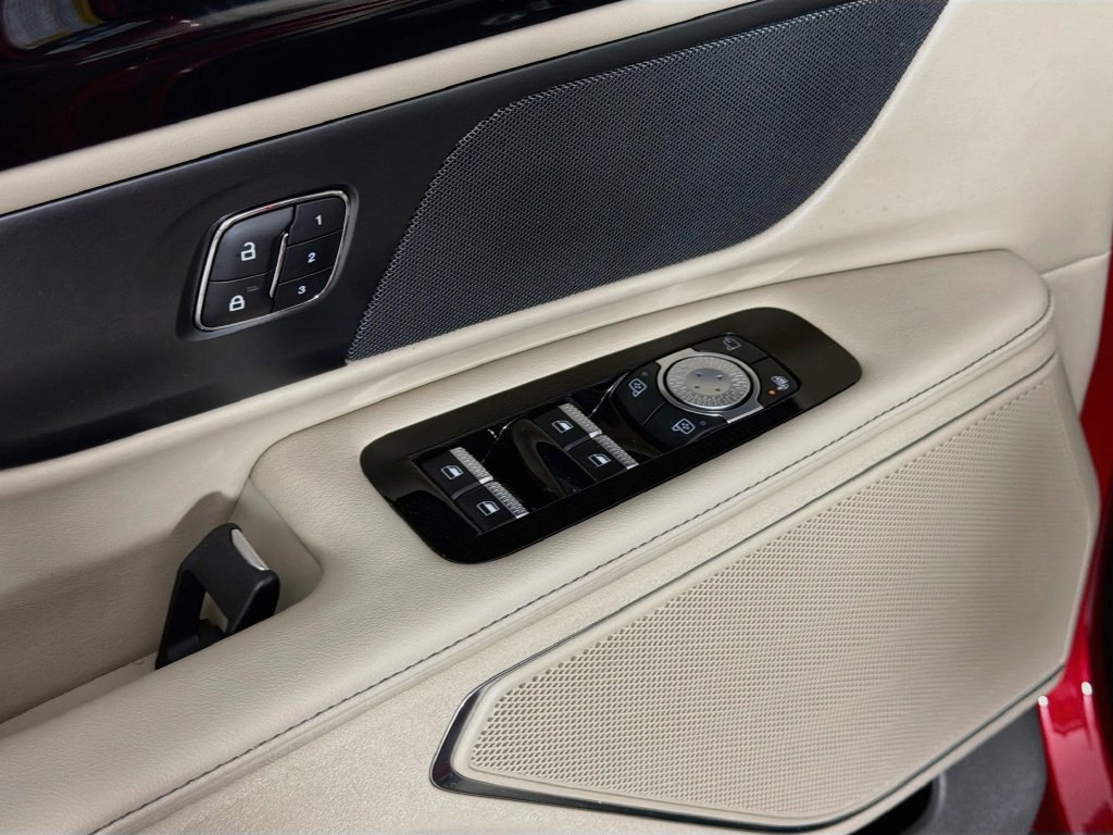 Used 2025 Lincoln Nautilus Premier AWD/4WD image 18