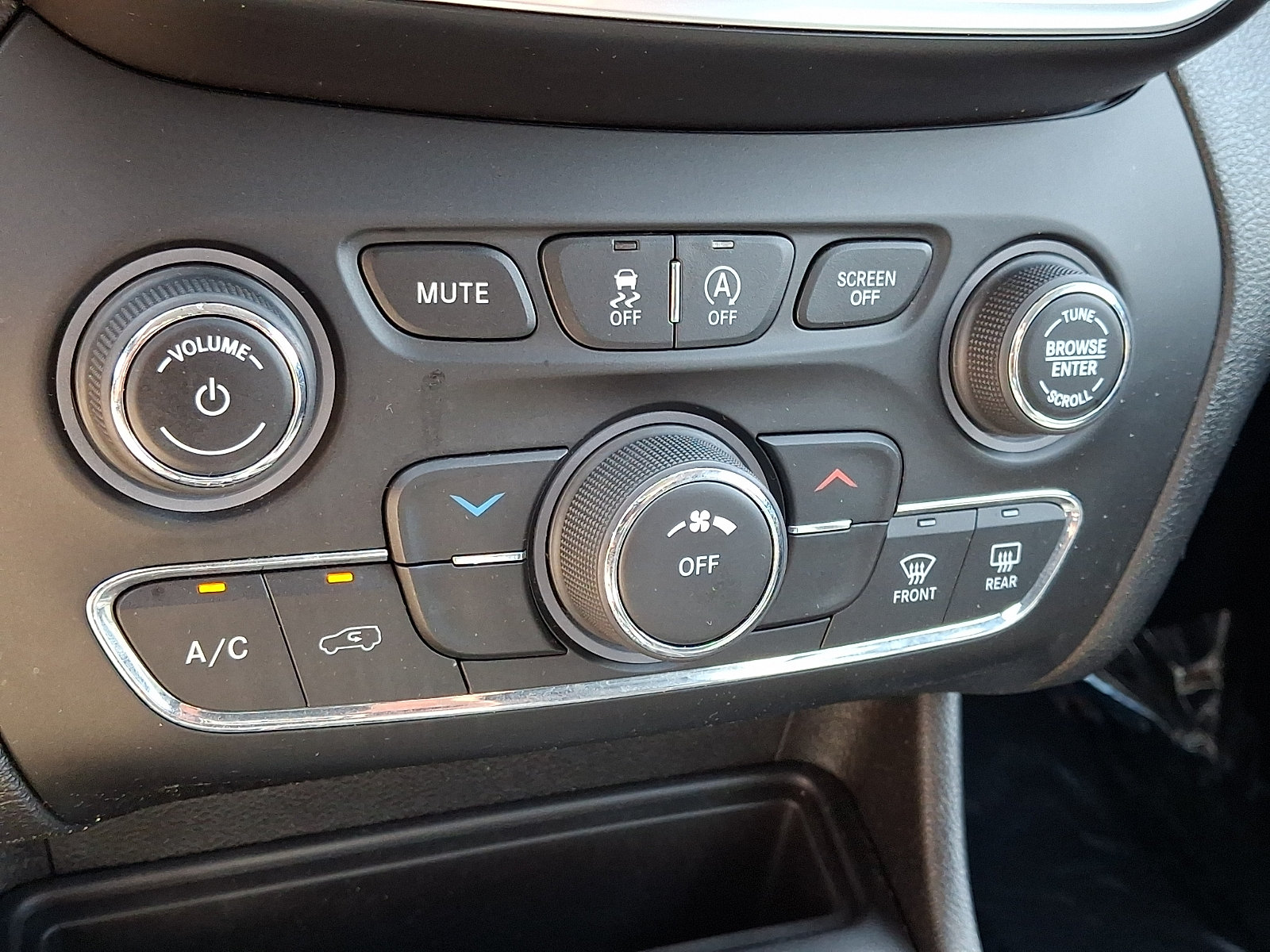 Used 2019 Jeep Cherokee Latitude Plus w/ Cold Weather Group AWD/4WD image 15