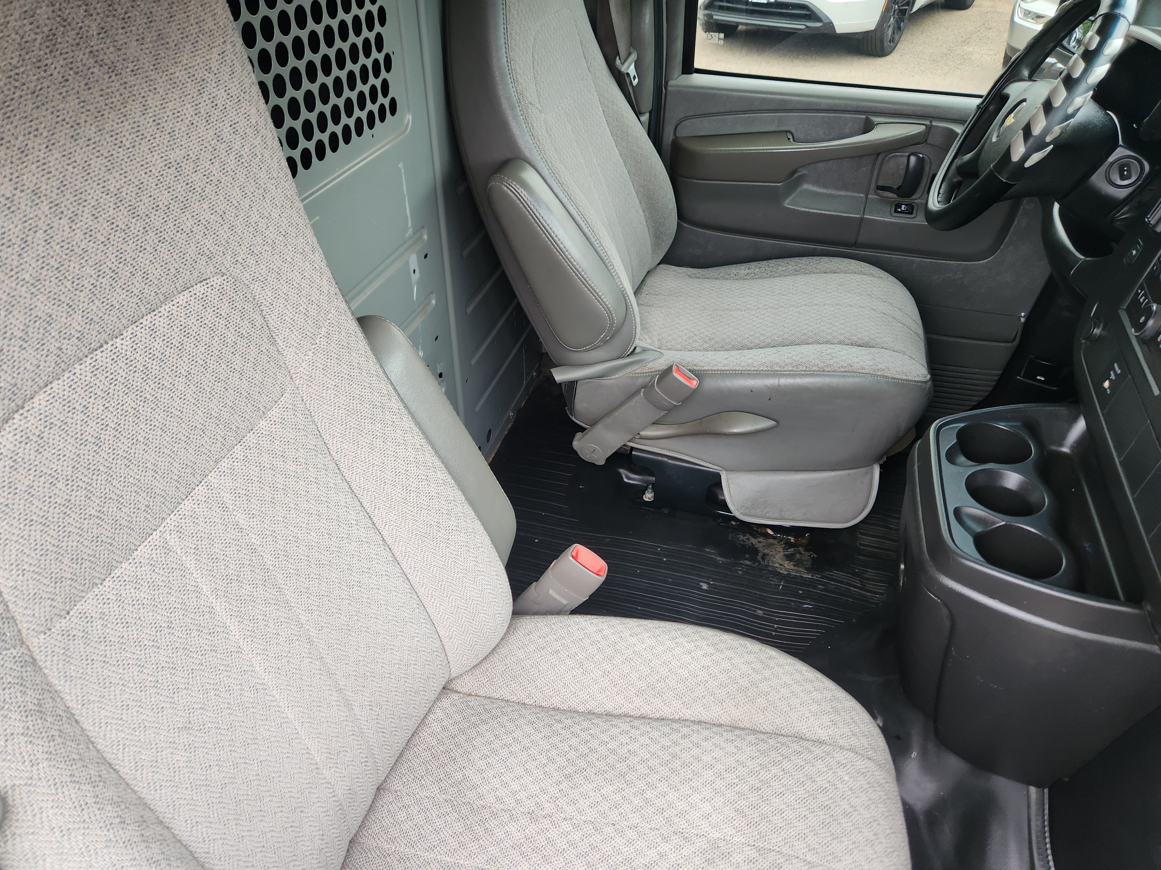 Used 2010 Chevrolet Express 2500 RWD image 10