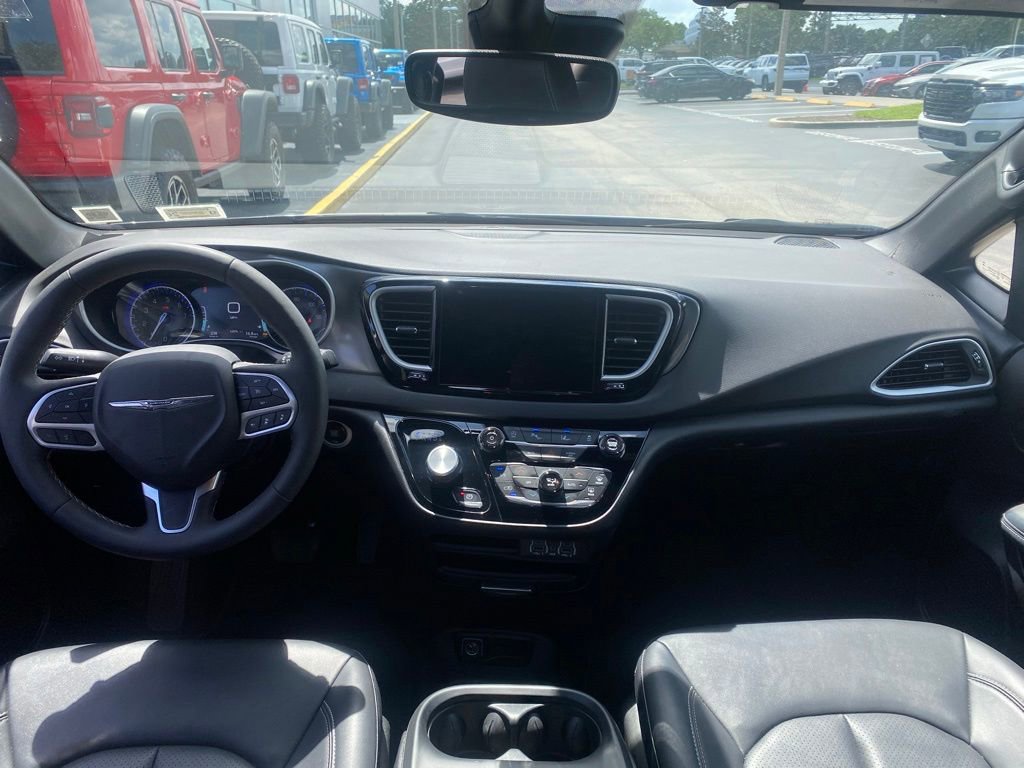 Used 2025 Chrysler Pacifica Select FWD image 17