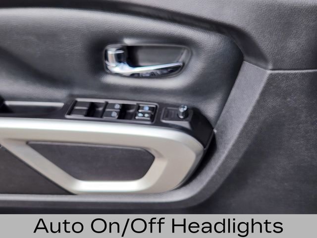 Used 2019 Nissan Titan SV w/ SV Convenience Package image 11