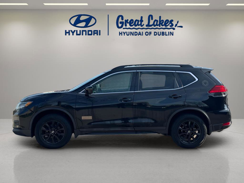 Used 2017 Nissan Rogue SV image 2