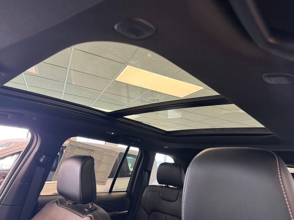 New 2026 Jeep Grand Cherokee Limited w/ Luxury Tech Group II image 9