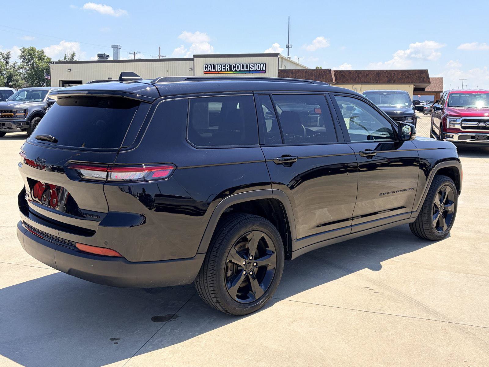 Used 2023 Jeep Grand Cherokee L Limited w/ Black Appearance Package AWD/4WD image 44