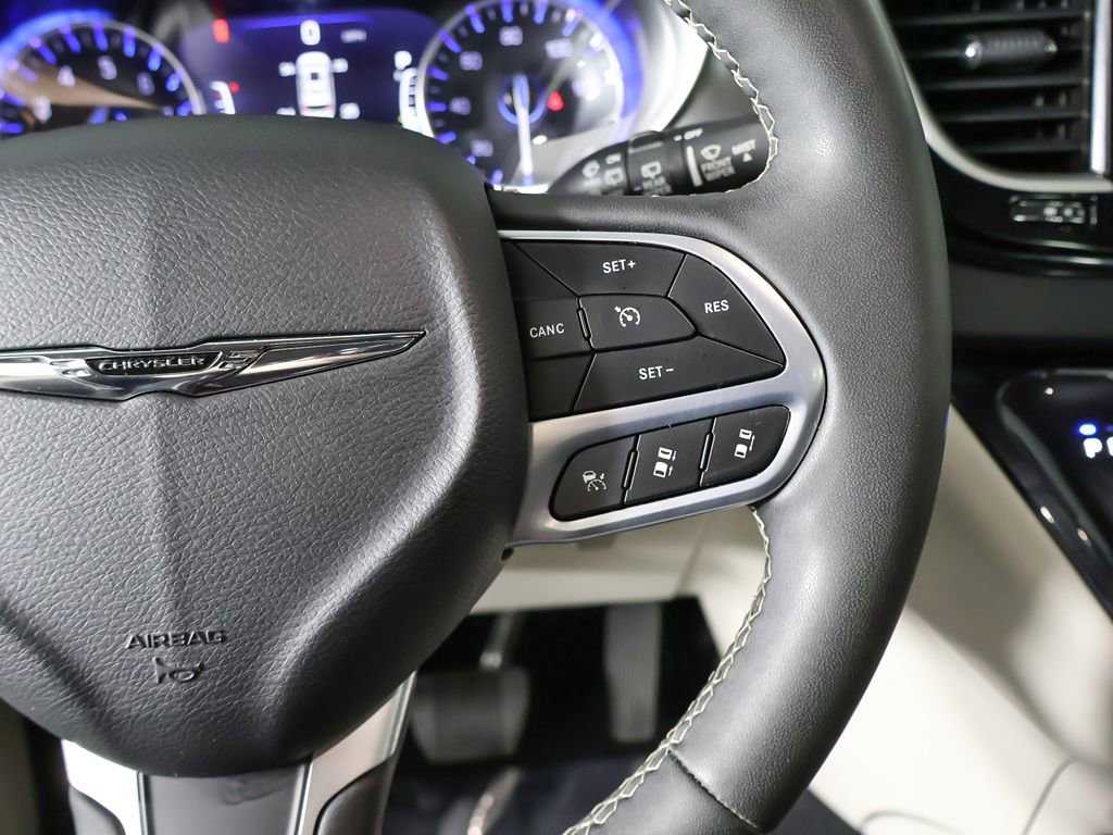 Used 2023 Chrysler Pacifica Touring-L FWD image 44