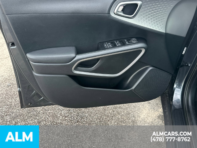Used 2025 Kia Soul LX w/ LX Technology Package FWD image 11