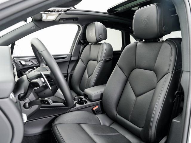 Certified 2025 Porsche Macan image 5