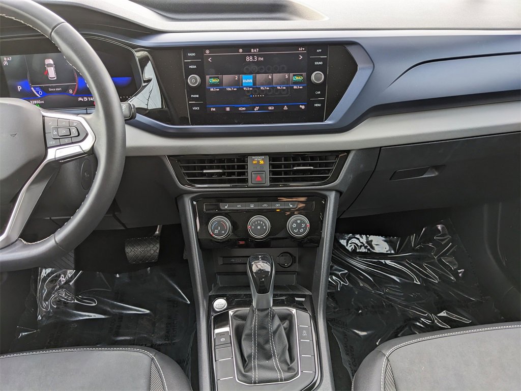 Certified 2023 Volkswagen Taos SE w/ Panoramic Sunroof Package image 17