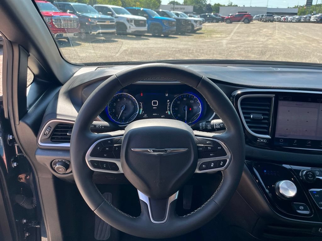 Used 2025 Chrysler Pacifica Select FWD image 25
