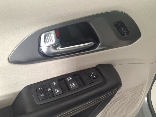 Used 2022 Chrysler Pacifica Touring-L image 13