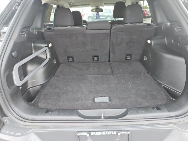 Used 2018 Jeep Cherokee Latitude w/ Altitude Package FWD image 11