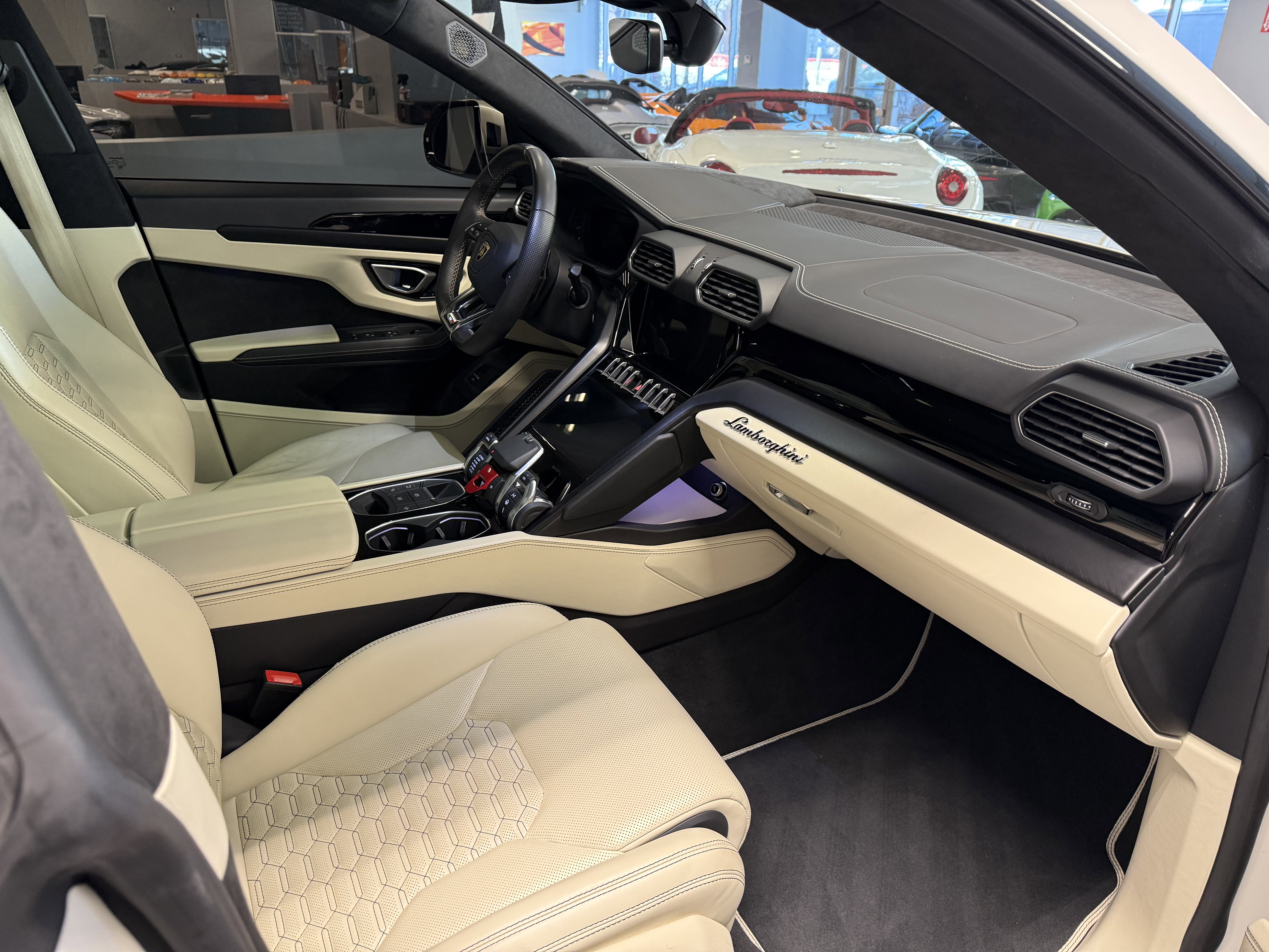 Used 2022 Lamborghini Urus image 24