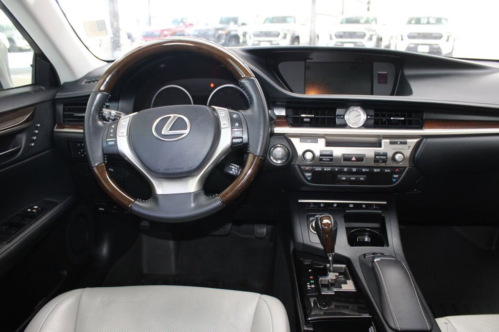 Used 2014 Lexus ES 350 w/ Luxury Package image 2
