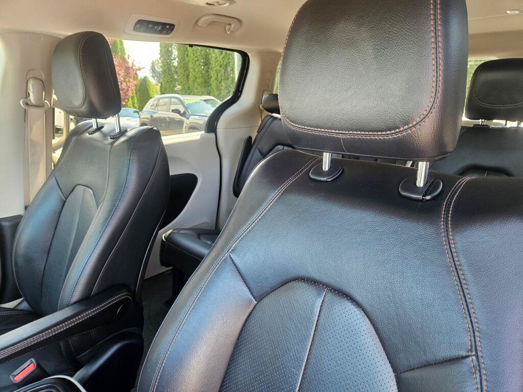 Used 2019 Chrysler Pacifica Touring-L FWD image 17