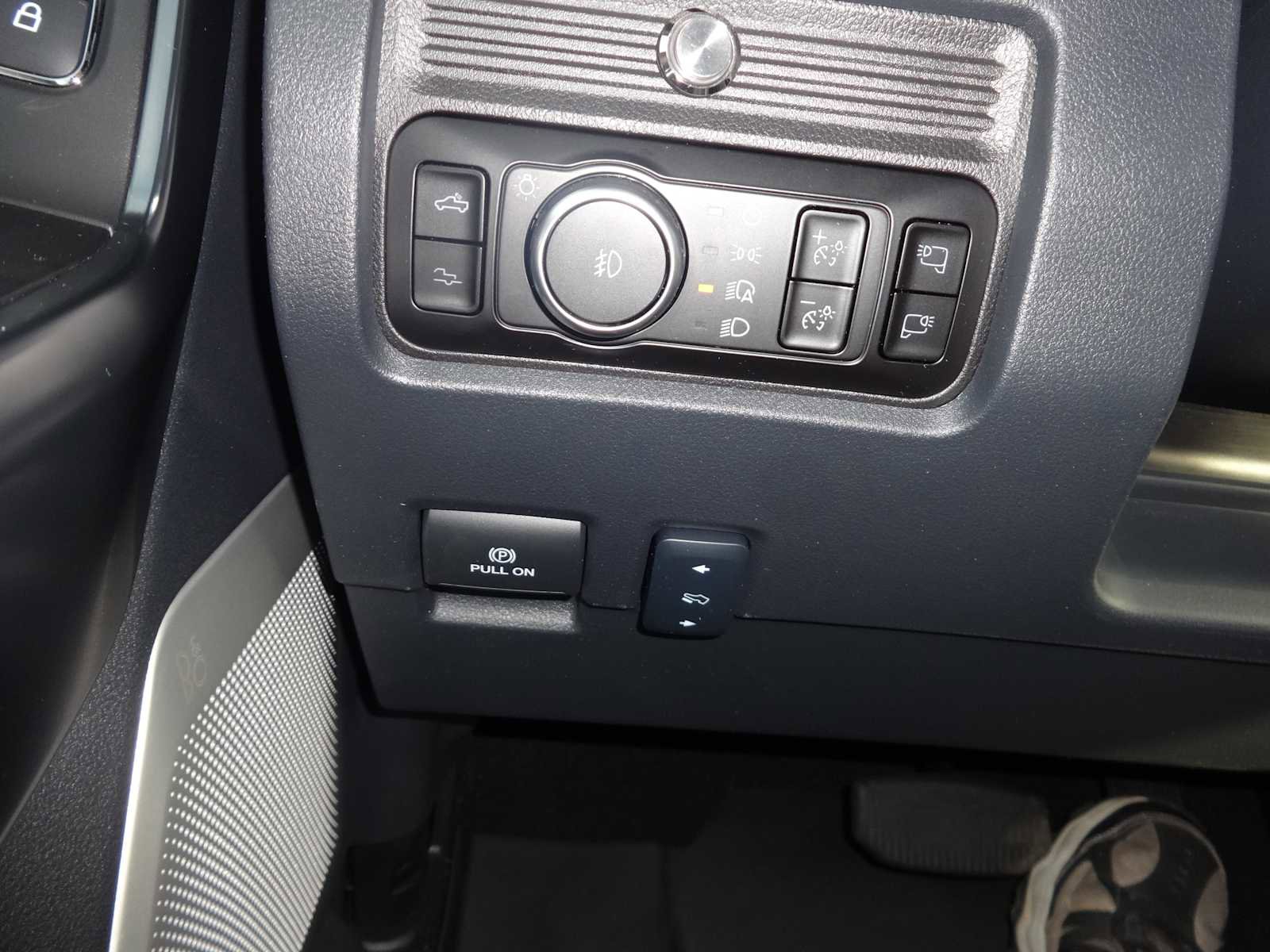 Used 2025 Ford F350 Platinum w/ FX4 Off-Road Package image 25