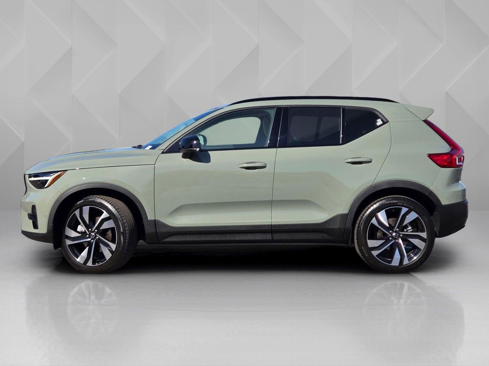 Certified 2025 Volvo XC40 B5 Plus image 3