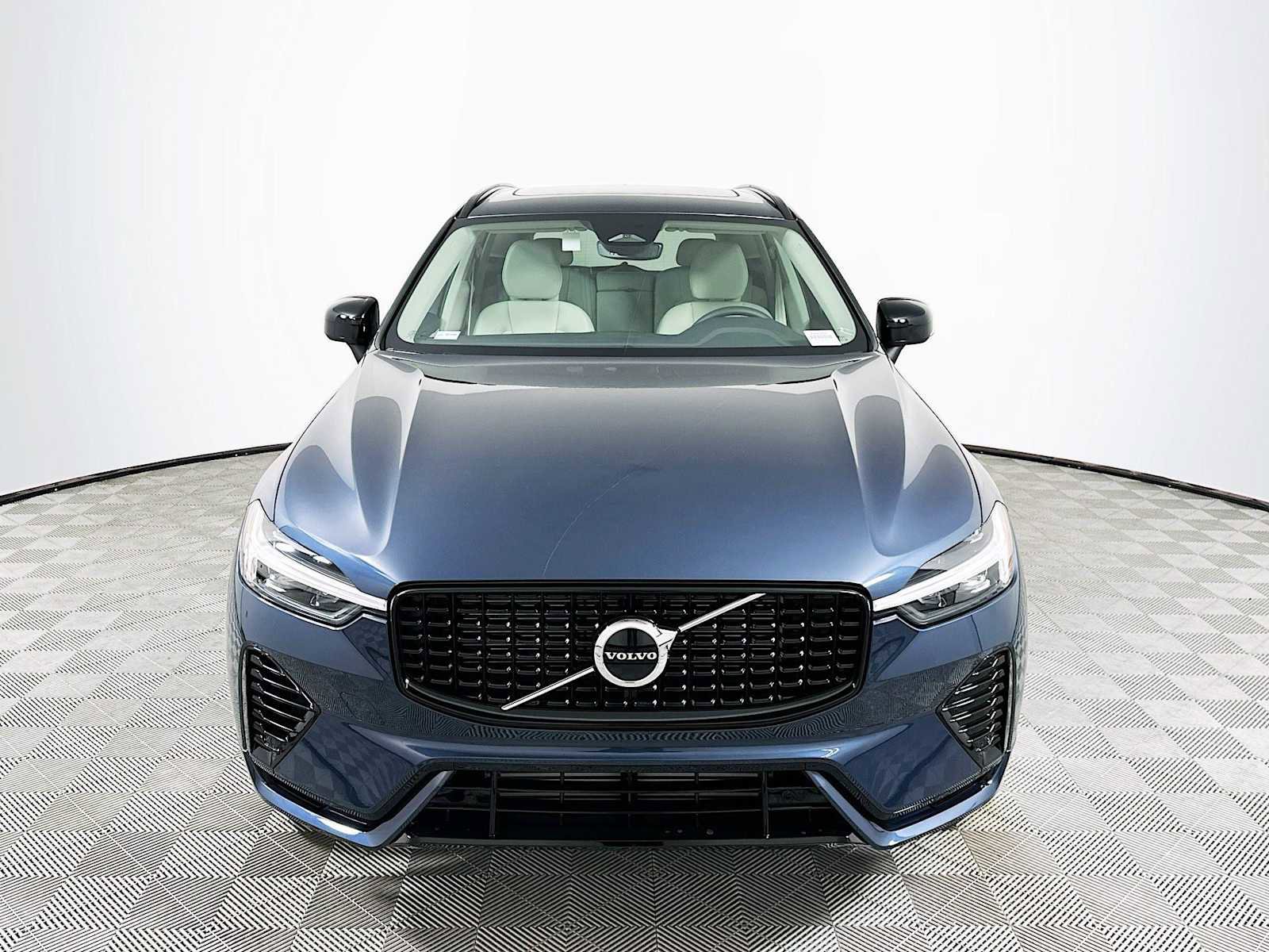Used 2025 Volvo XC60 T8 Core image 2