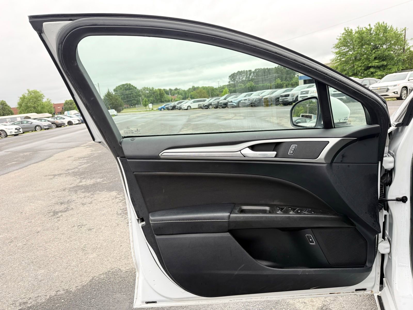 Used 2019 Ford Fusion SE FWD image 12