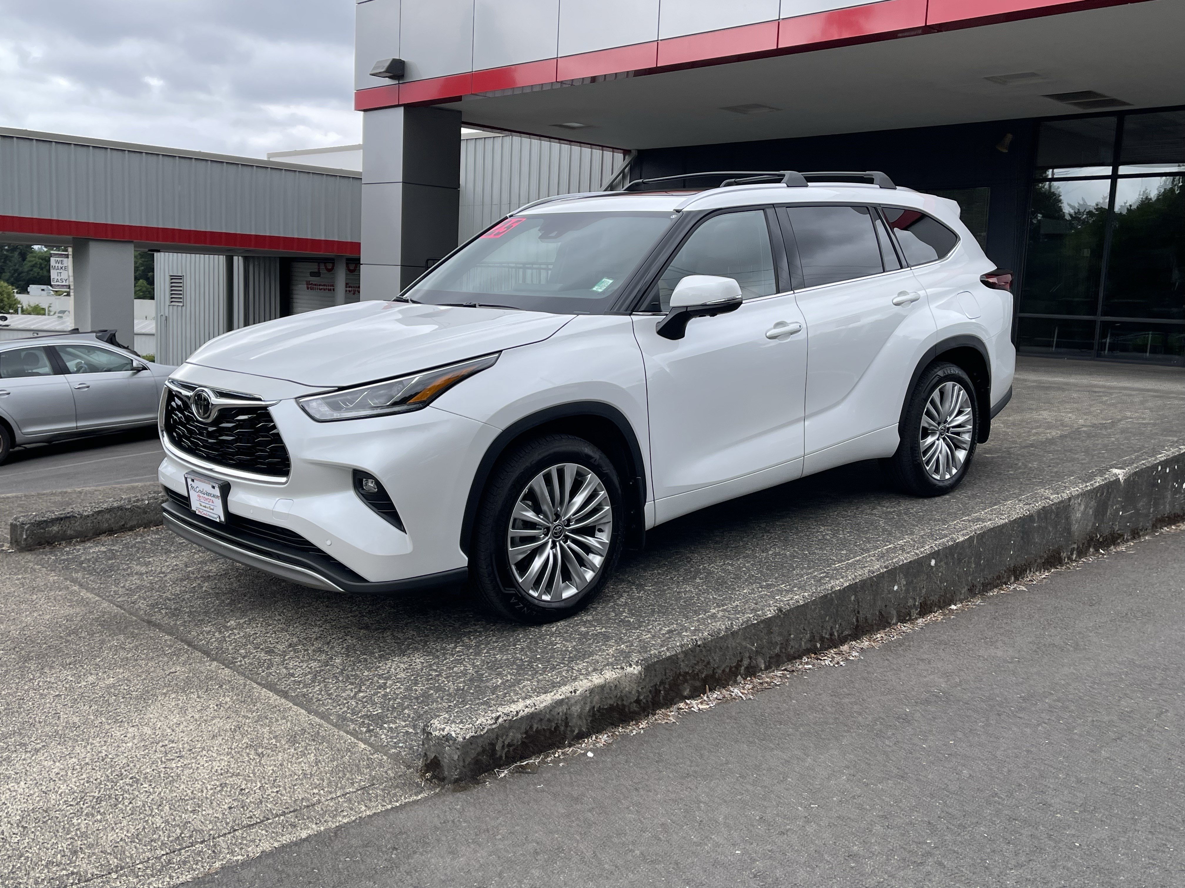 Certified 2025 Toyota Highlander Platinum AWD/4WD image 4