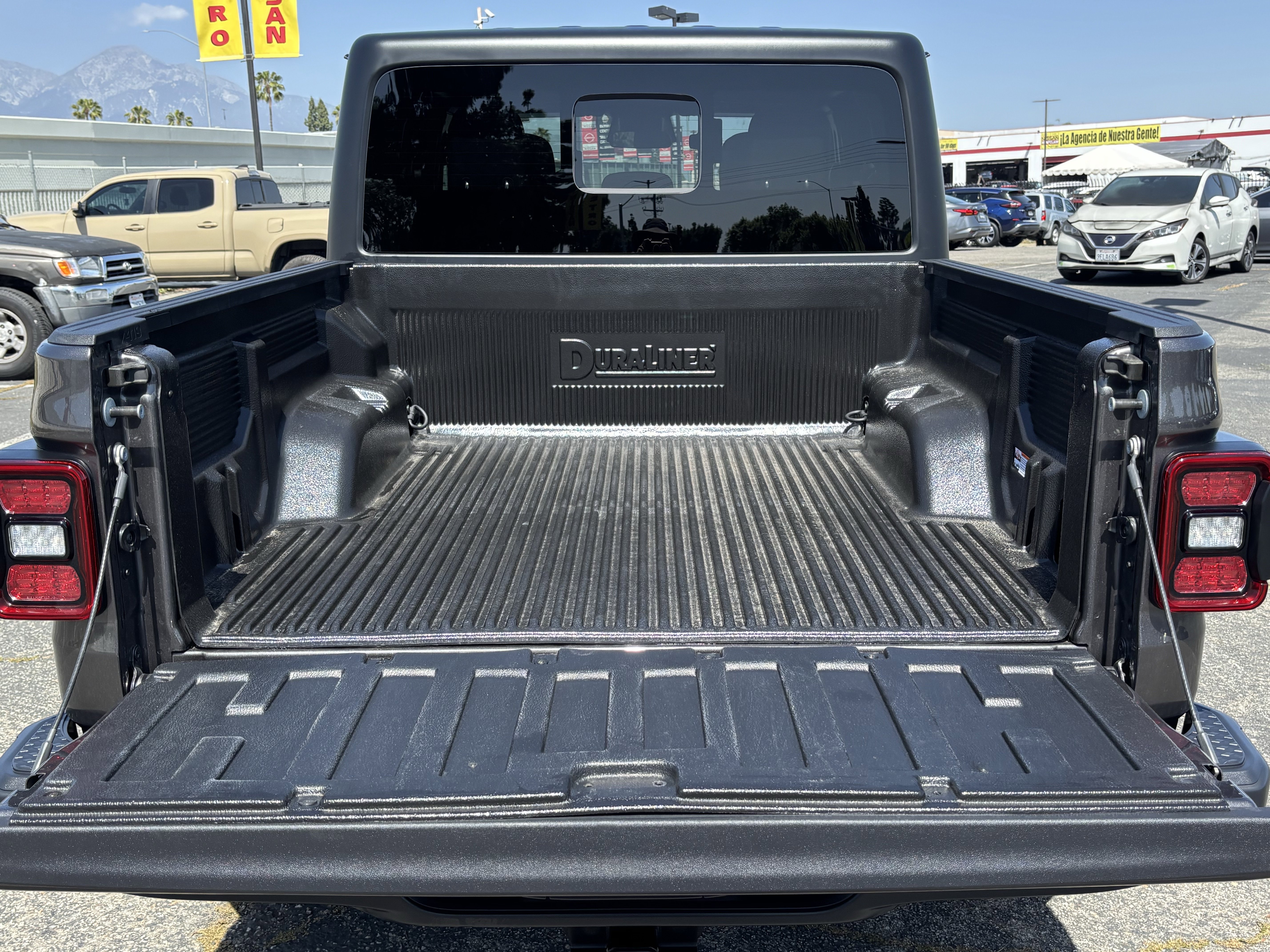 Used 2026 Jeep Gladiator Mojave AWD/4WD image 16