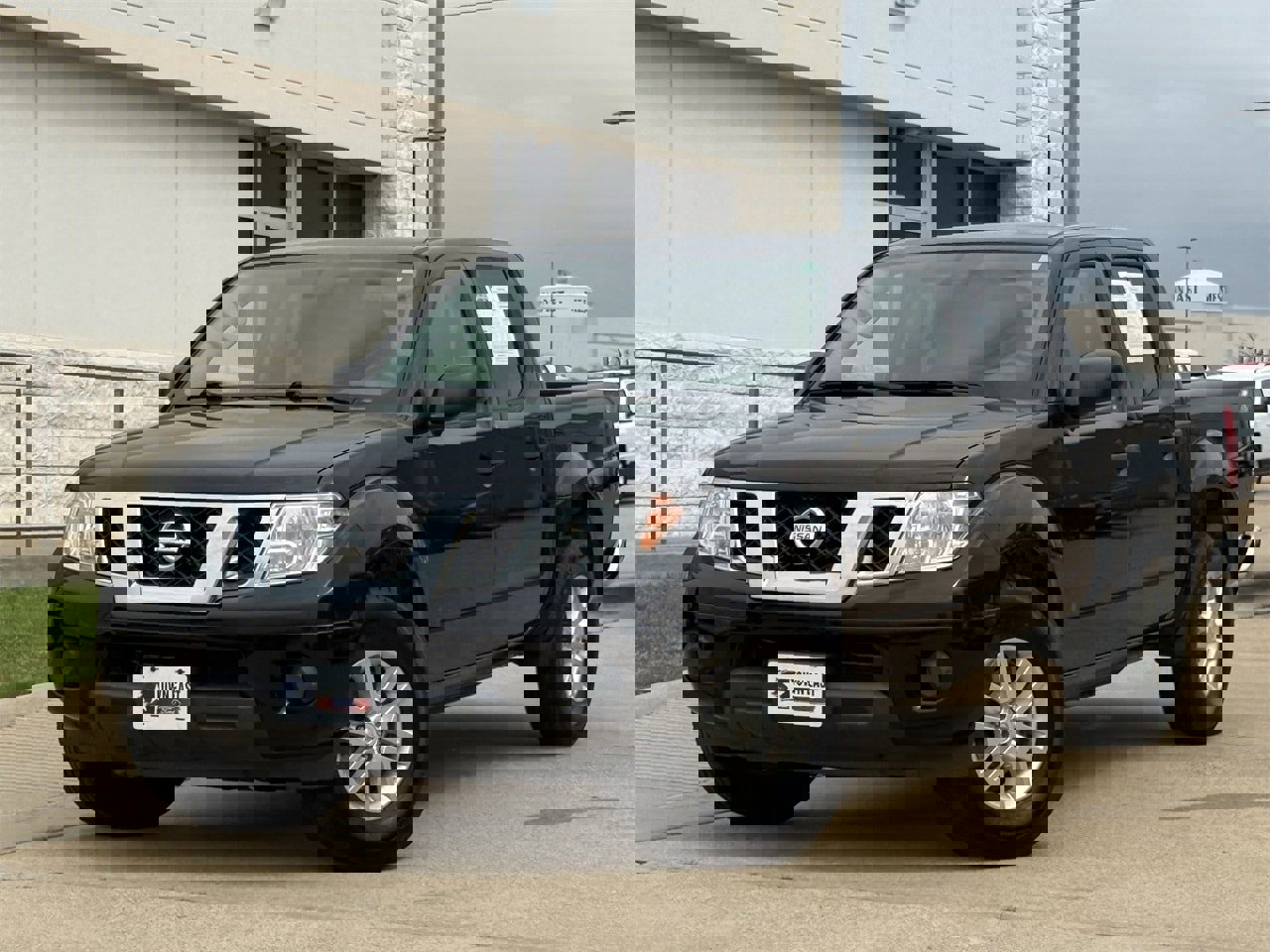 Used 2019 Nissan Frontier SV image 2