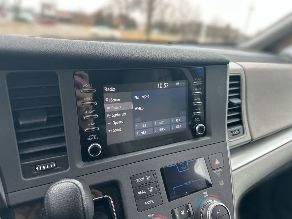 Used 2020 Toyota Sienna L image 12