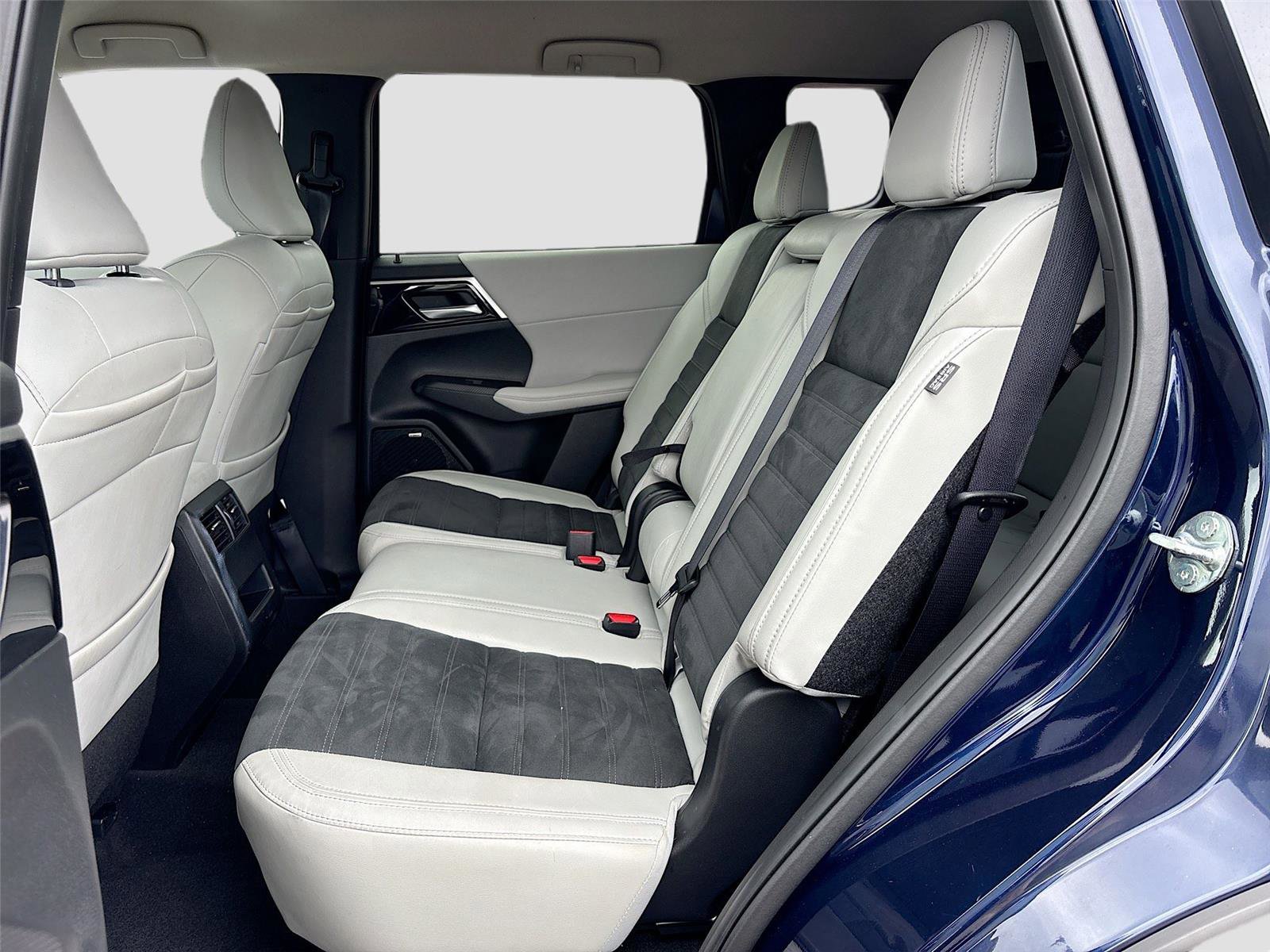 Used 2025 Mitsubishi Outlander SE FWD image 25