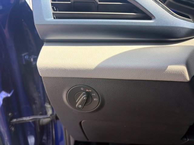 Used 2023 Volkswagen Taos SE w/ Panoramic Sunroof Package FWD image 35