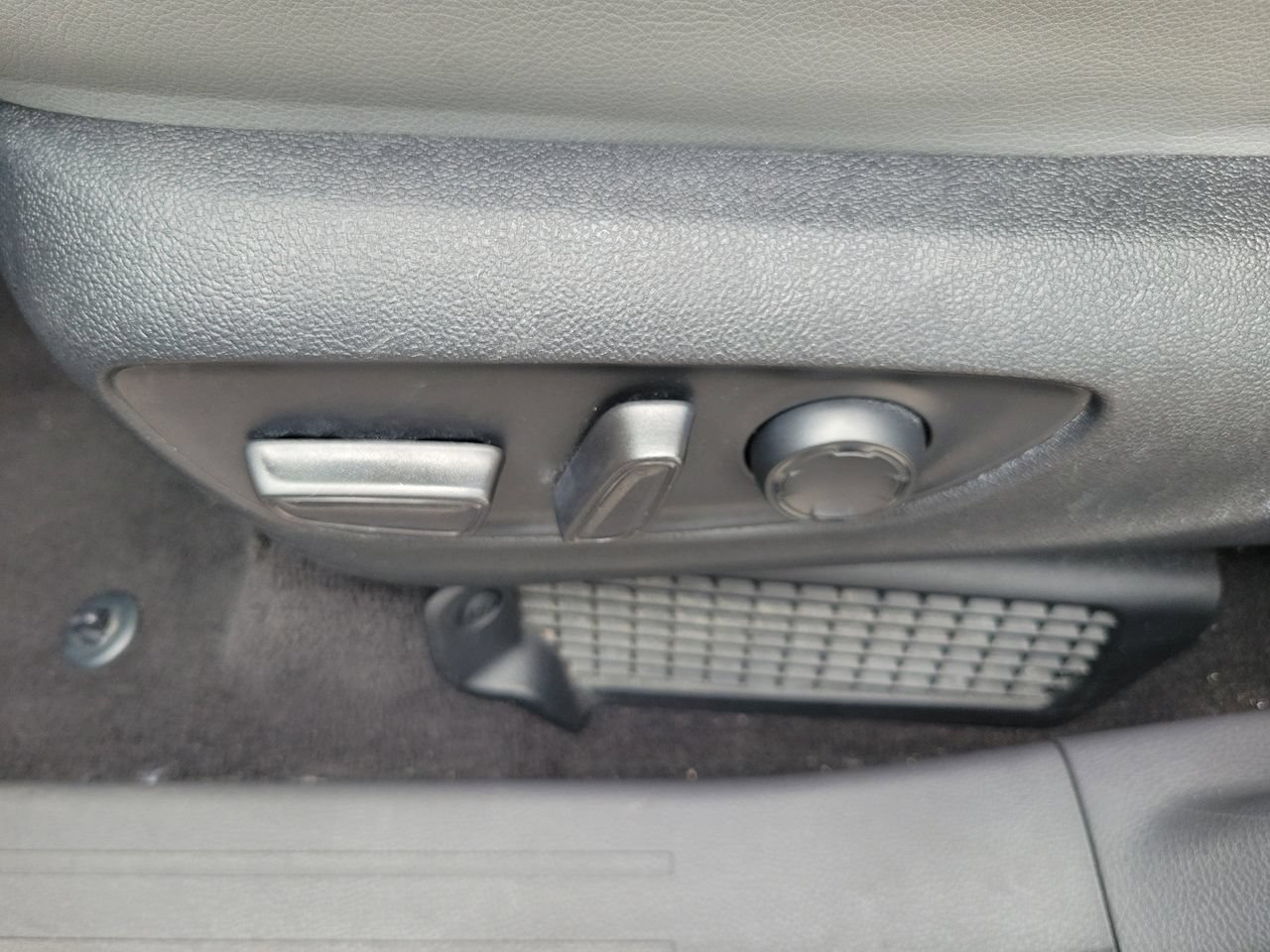Used 2024 Toyota Sienna XLE FWD image 18