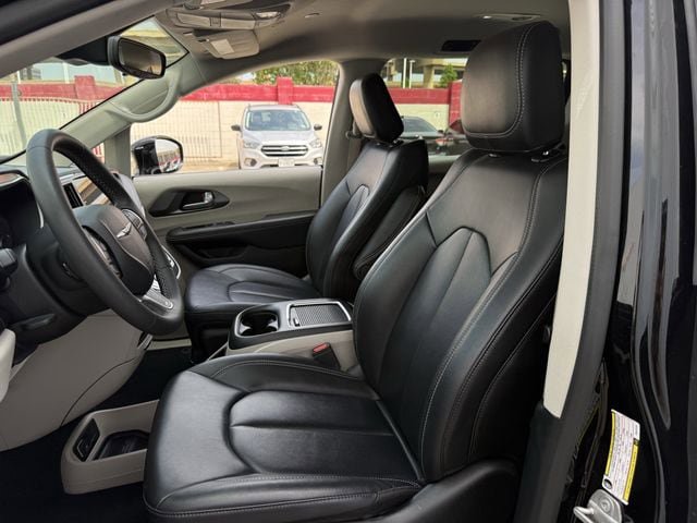 Used 2024 Chrysler Pacifica Limited FWD image 25