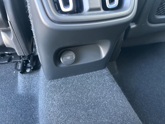 Certified 2023 Volvo XC40 B5 Plus image 14