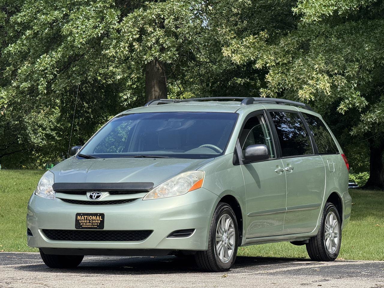 Used 2009 Toyota Sienna LE FWD image 2