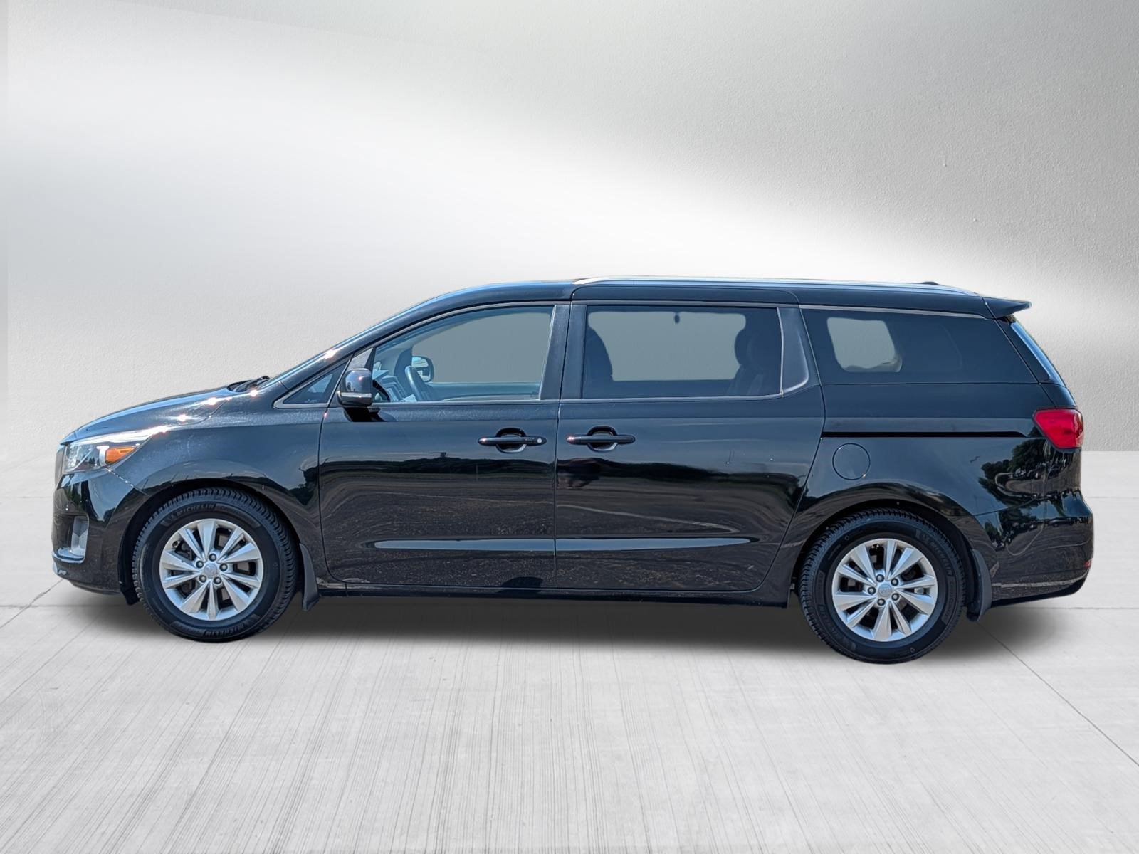 Used 2017 Kia Sedona LX w/ LX Essentials Premium Package FWD image 4