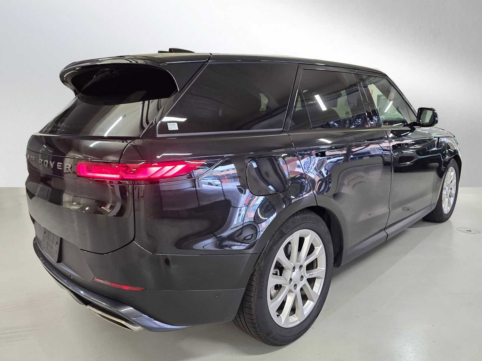 Used 2025 Land Rover Range Rover Sport SE AWD/4WD image 5