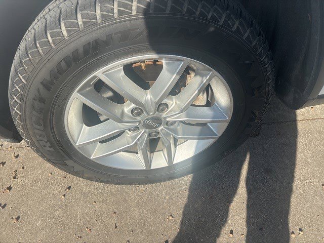 Used 2017 Jeep Grand Cherokee Laredo w/ Quick Order Package 2BE image 8