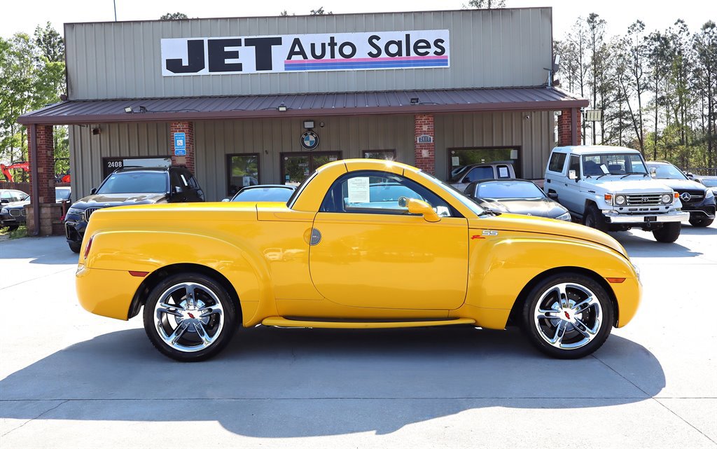 Used 2003 Chevrolet SSR w/ Preferred Equipment Group RWD image 16