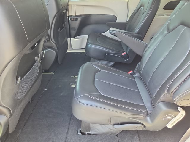 Used 2023 Chrysler Pacifica Touring-L FWD image 12