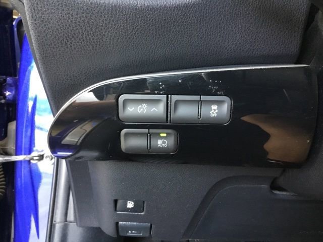 Used 2017 Toyota Prius Three w/ Protection Package image 32