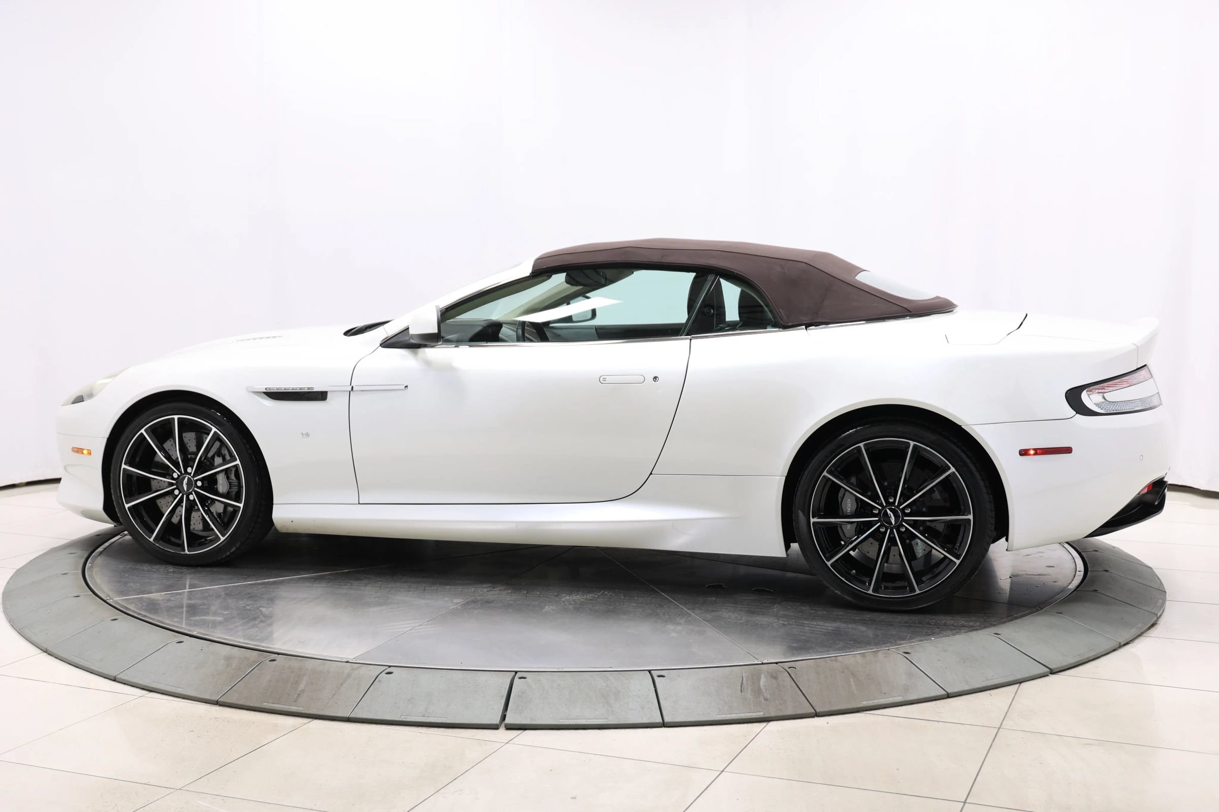 Used 2016 Aston Martin DB9 GT RWD image 92