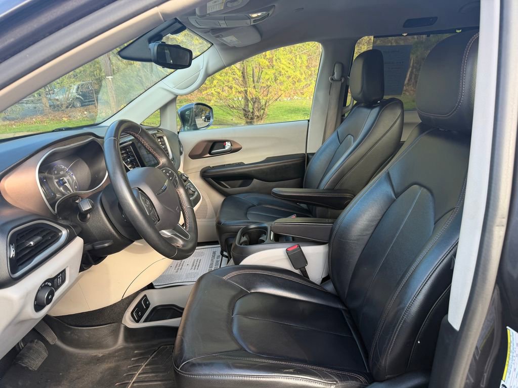 Used 2017 Chrysler Pacifica Touring-L image 13