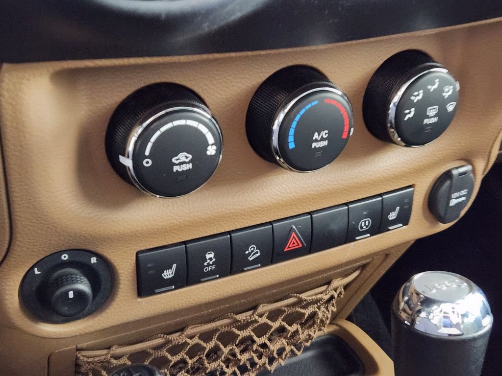Used 2016 Jeep Wrangler Unlimited Rubicon w/ Connectivity Group AWD/4WD image 24