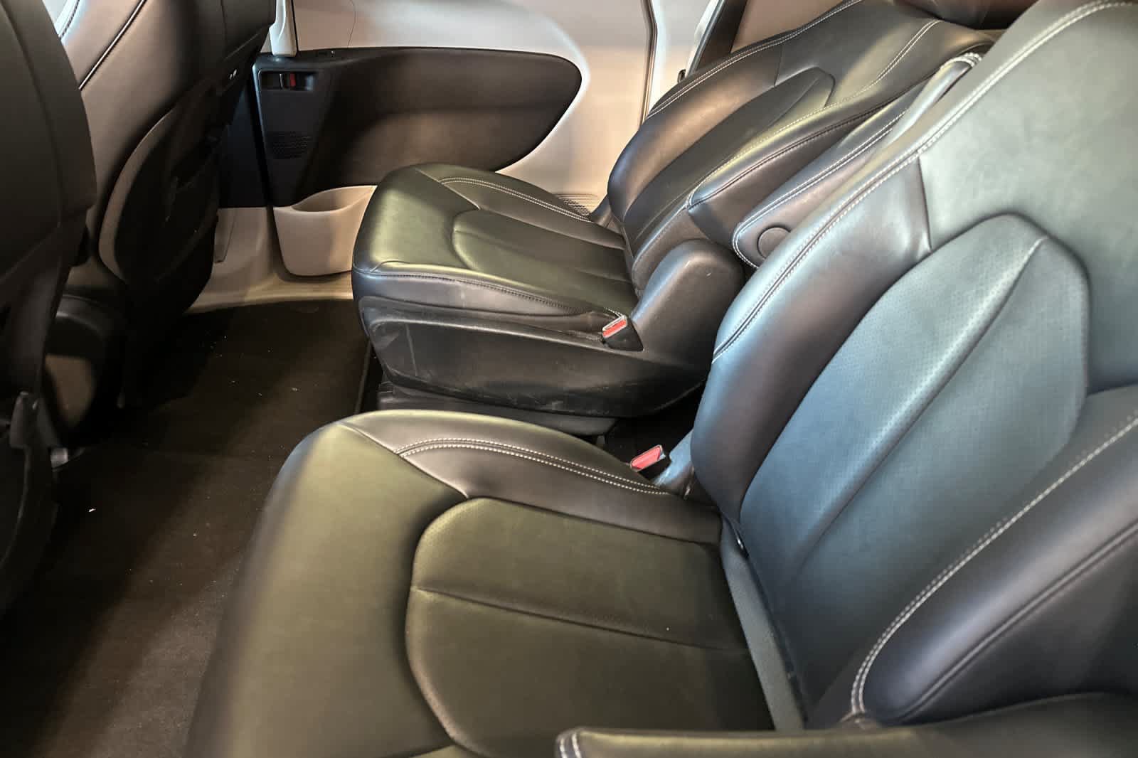 Used 2024 Chrysler Pacifica Limited FWD image 5