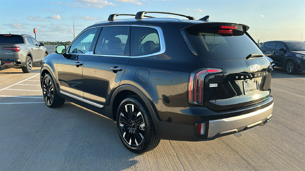 Used 2025 Kia Telluride SX w/ SX Captain's Chair Package FWD image 11