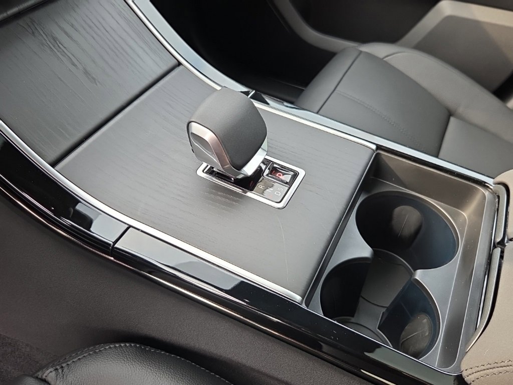 New 2026 Land Rover Range Rover Velar Dynamic SE image 13